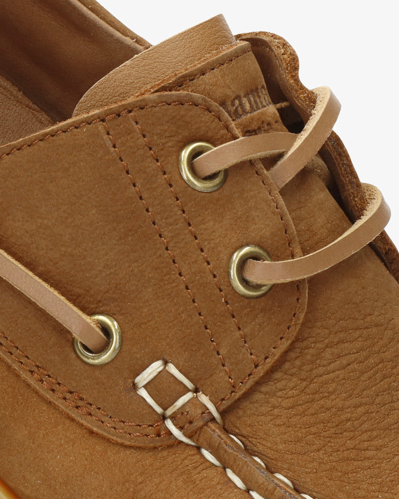 Boat náutico de piel con forro interior de piel. cuero