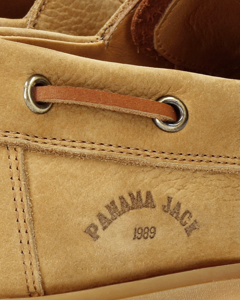 Boat náutico de piel con forro interior de piel. ocre