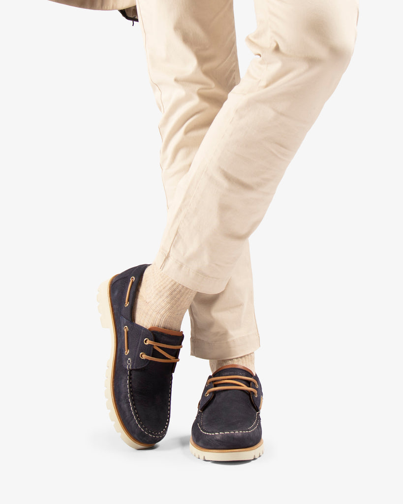 Boat náutico de piel con forro interior de piel. marino