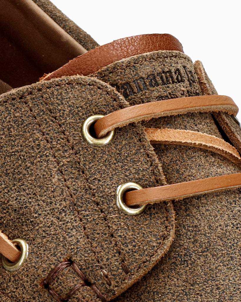 Boat náutico de piel con forro interior de piel. marron