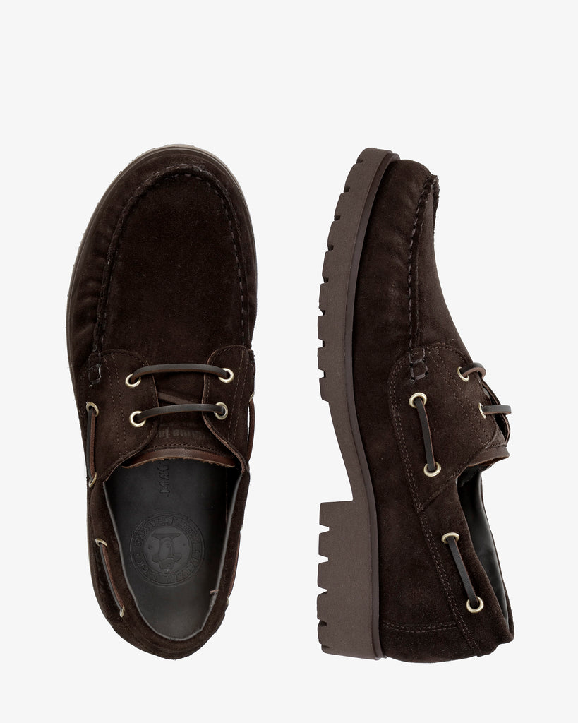 Boat náutico de piel con forro interior de piel. marron