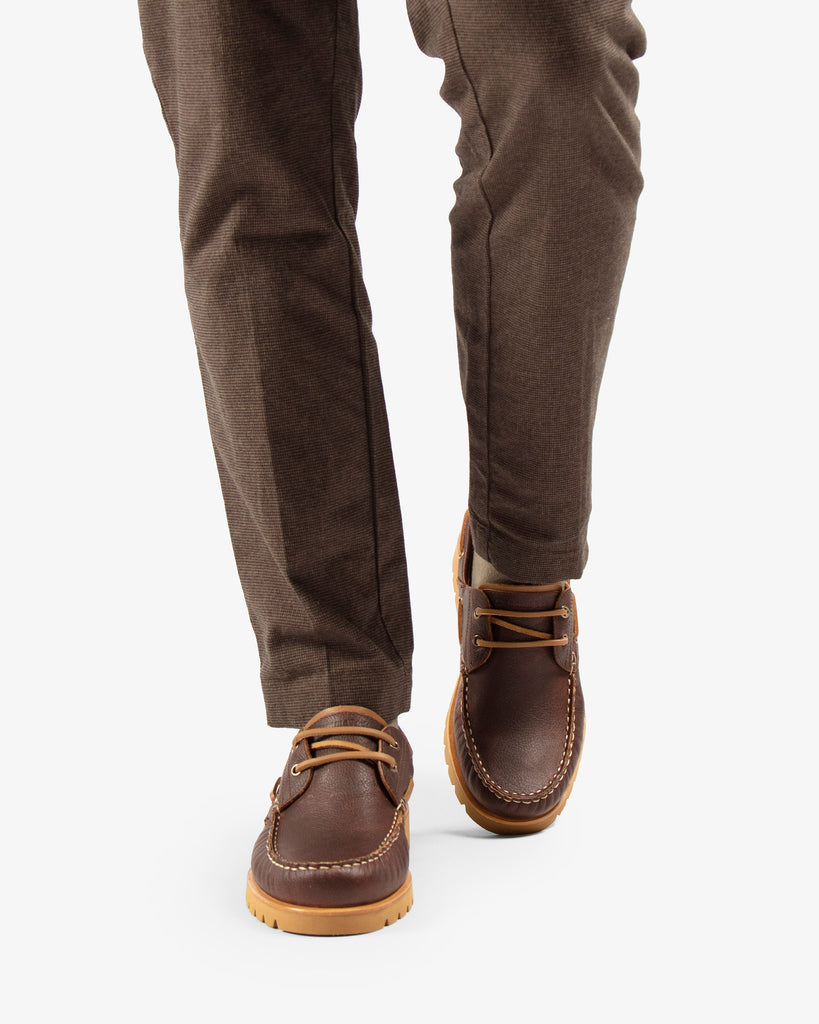 Boat náutico de piel con forro interior de piel. cuero