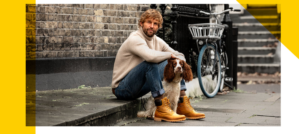 Chico sentado con botas Panama 03 Vintage