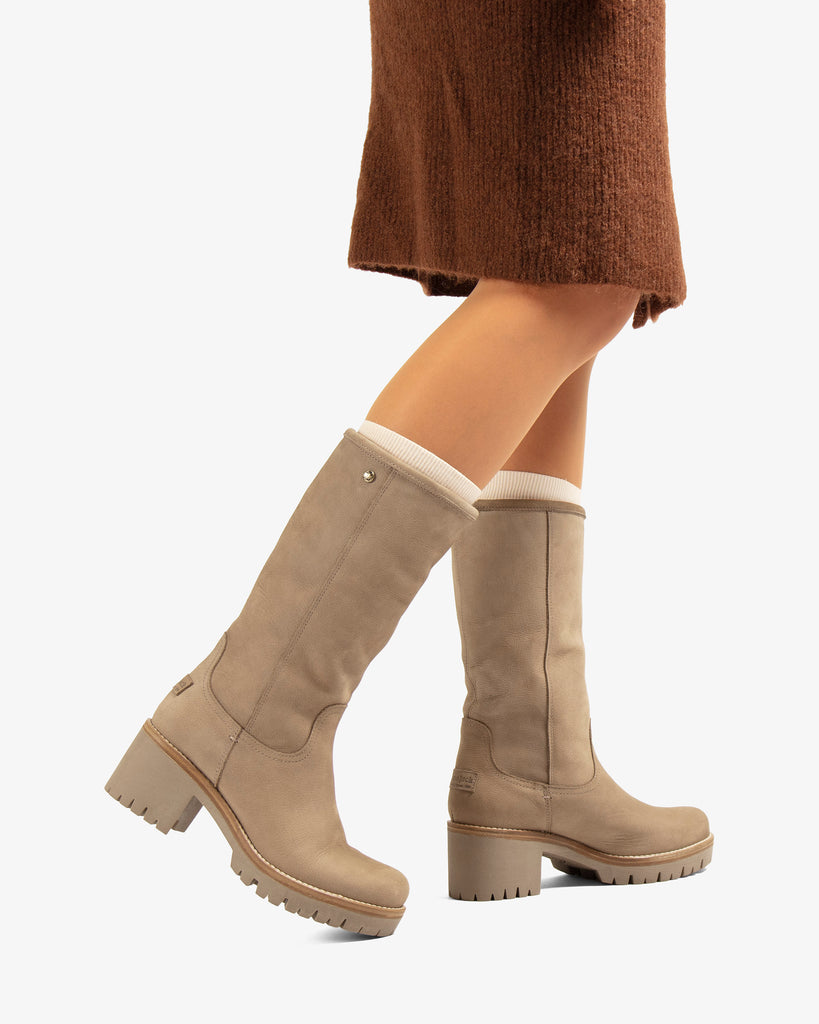 Patricia Igloo botas de piel con forro interior de pelo natural. taupe