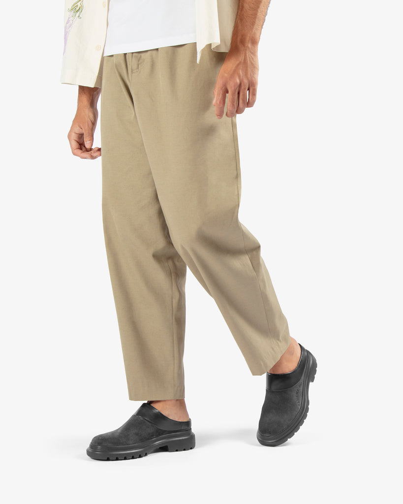 Theo zueco de piel con forro interior de piel. gris