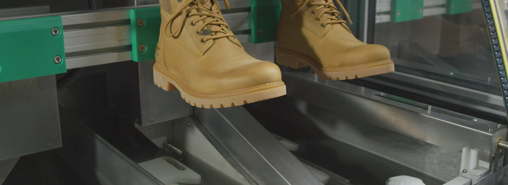 Video de unas botas de Panama Jack sumergiendose en agua